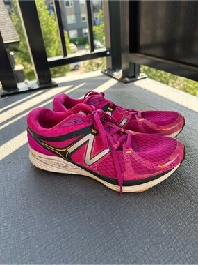New Balance Women's Pink & Black Vazee Prism Running Sneakers